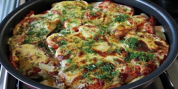 Очень вкусные молодые кабачки, запеченные с помидорами под соусом.