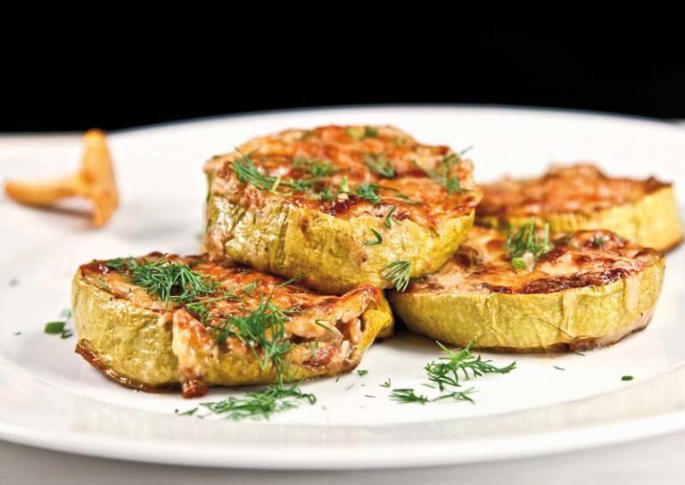 Грибной жюльен в кабачках: оригинально и очень вкусно!
