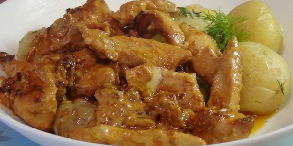Изумительная куриная грудка под сметанным соусом.