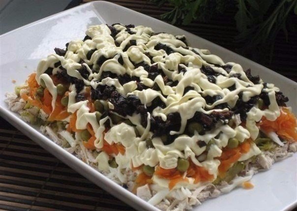 Рецепт этого салата будут выпрашивать все гости. Очень вкусный!