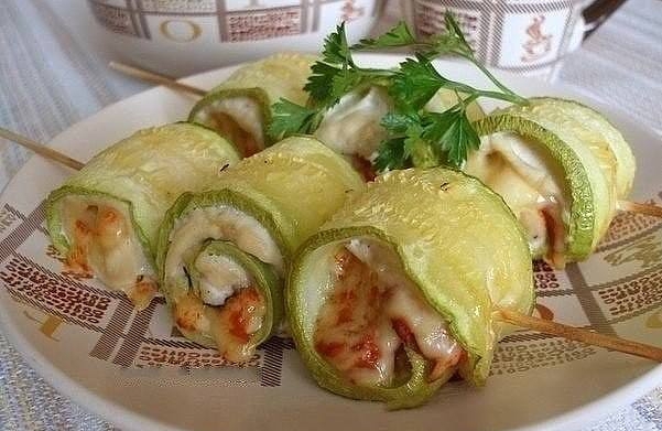 Суперские рулетики из кабачков с куриным мясом.