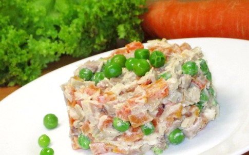 Салат из куриного филе с морковью и горошком