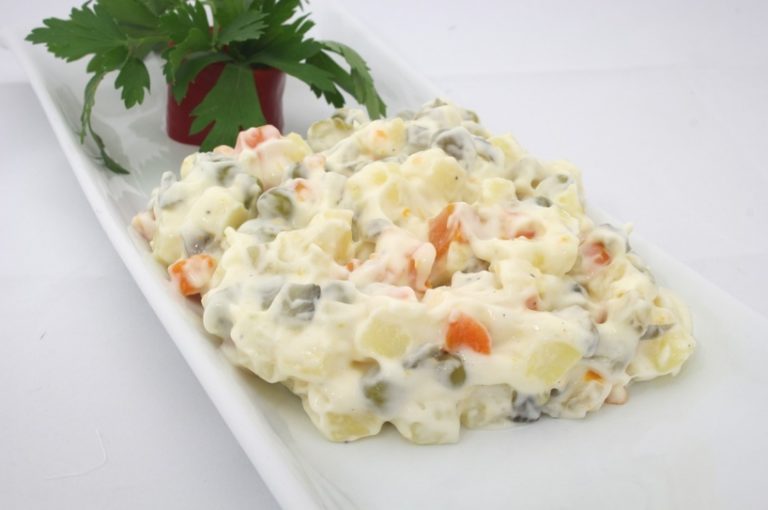 Салат из куриного филе с морковью и горошком