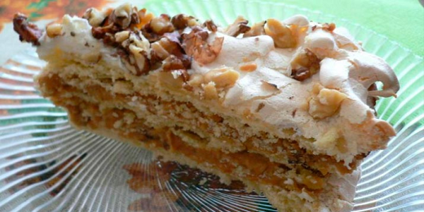Торт А-ля по-киевски обладает изысканным вкусом и безупречным ароматом