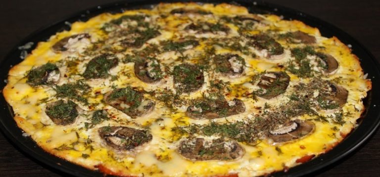 Творожная пицца с грибами и зеленью