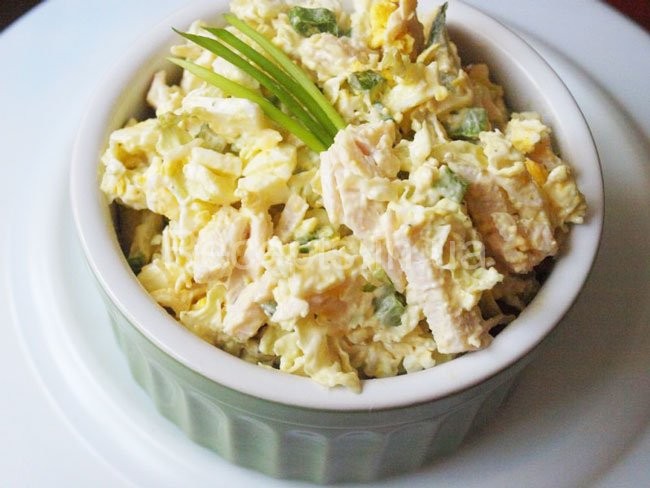 Диетический салат из пекинской капусты и курицы