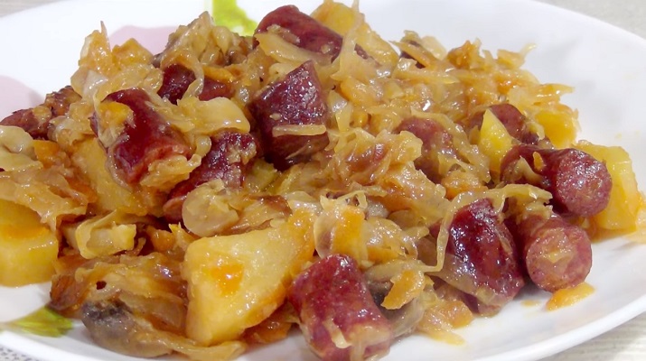 Капуста, тушенная с картофелем, колбасками и грибами: очень вкусно и сытно