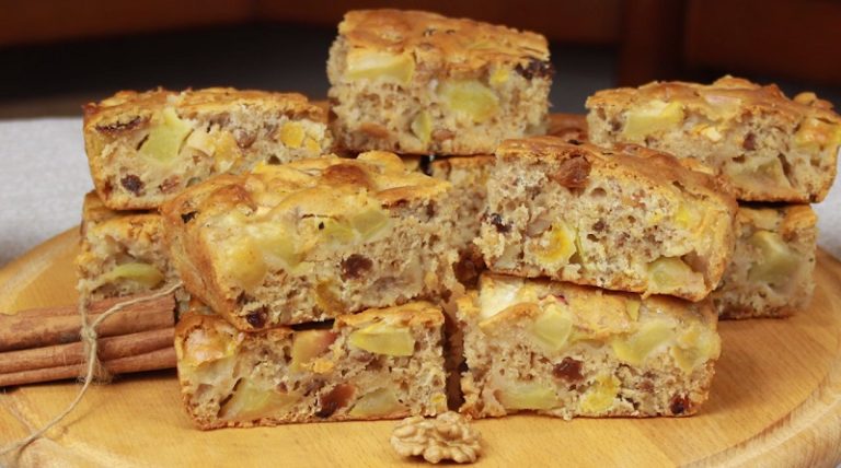 Постный пирог с яблоками, орехами и сухофруктами