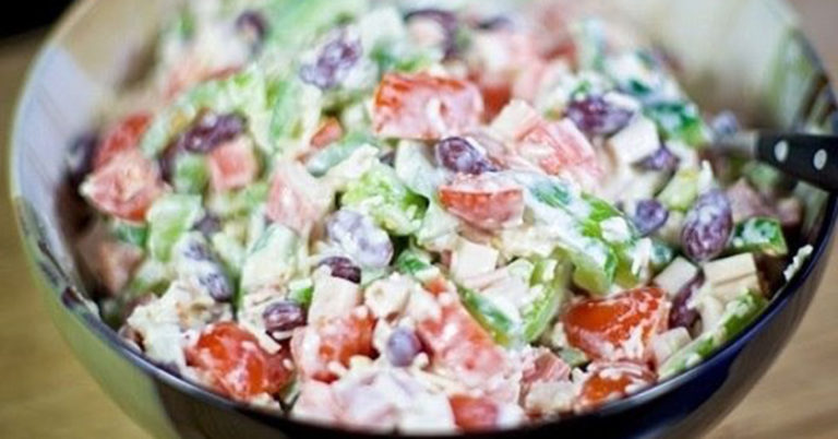 Салат с крабовыми палочками и фасолью