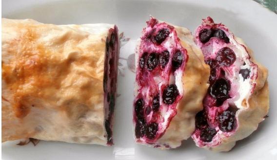 Самая простая и быстрая выпечка к чаю! Творожно-ягодный рулет из лаваша!