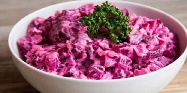 Свекольный салат по этому рецепту получается настолько вкусный, что просто невозможно оторваться!