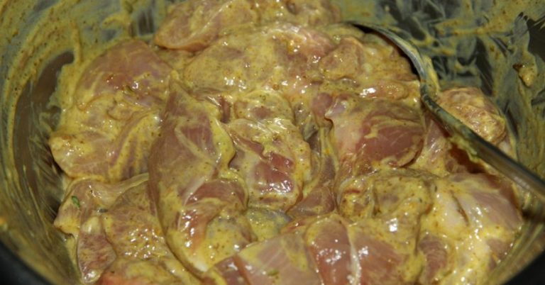 Как замариновать любую часть курицы так, чтобы мясо таяло во рту? Добавь этот продукт в нужный момент